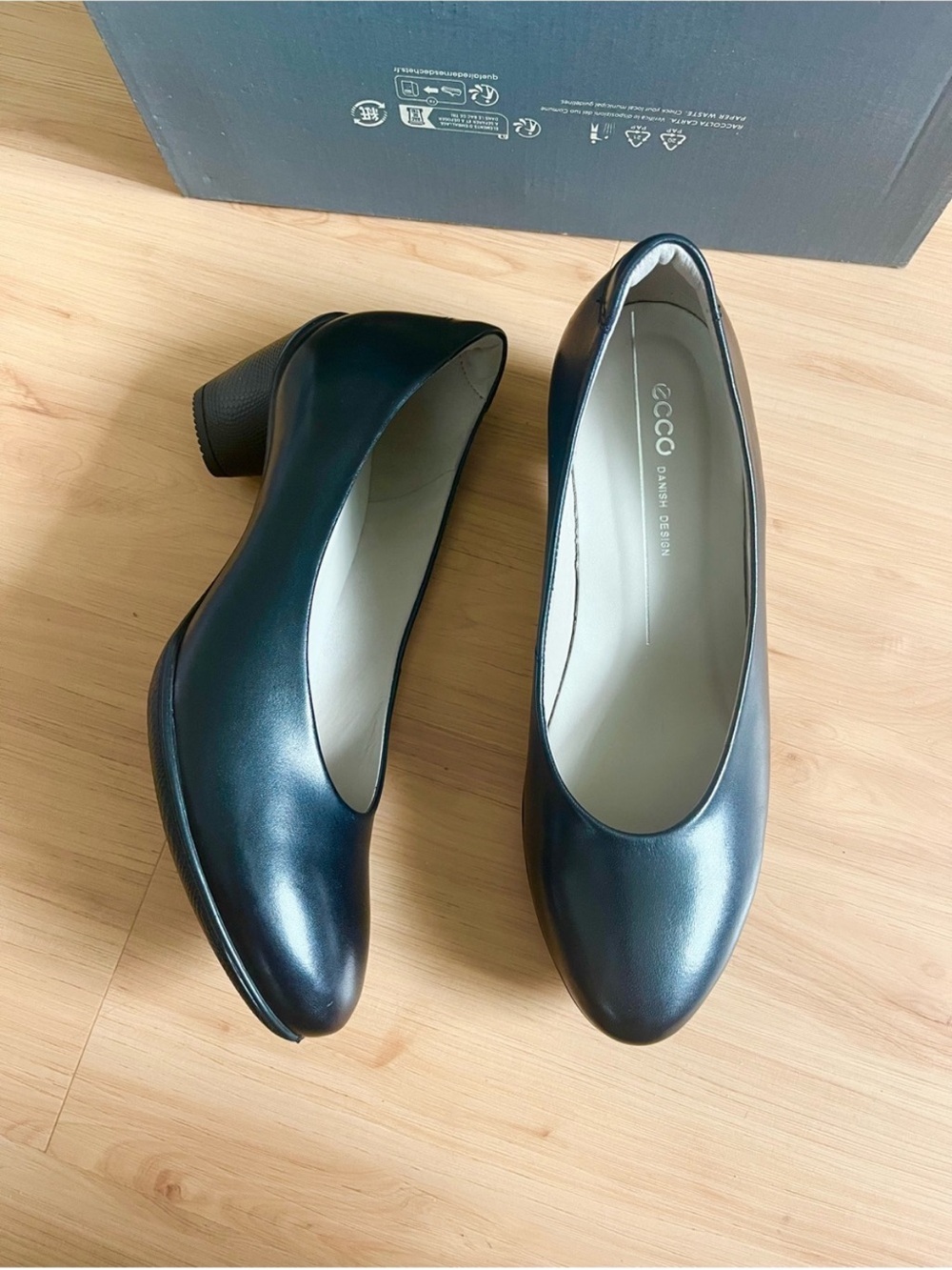 ECCO Sculptured 45
Women's Leather Block-Heeled
Pump 6.5 US